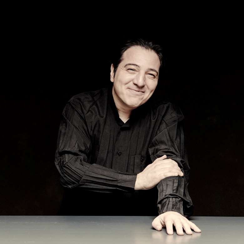 Fazıl Say signs to Warner Classics (photo: Marco Borggreve)
