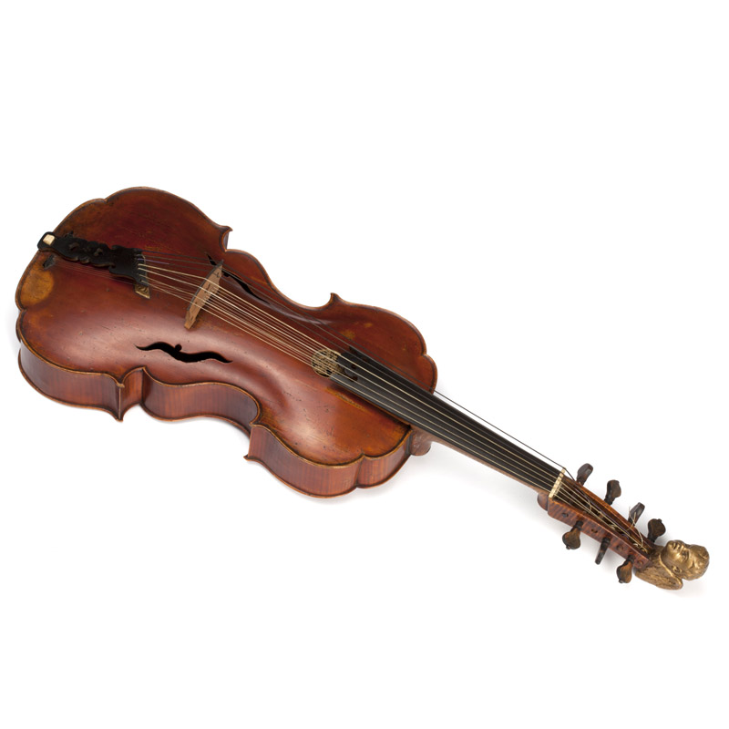 Предок скрипки 5 букв. Виоль де Амур. Виоль д Амур музыкальный инструмент. Виола музыкальный инструмент. Виола да браччо музыкальный инструмент.