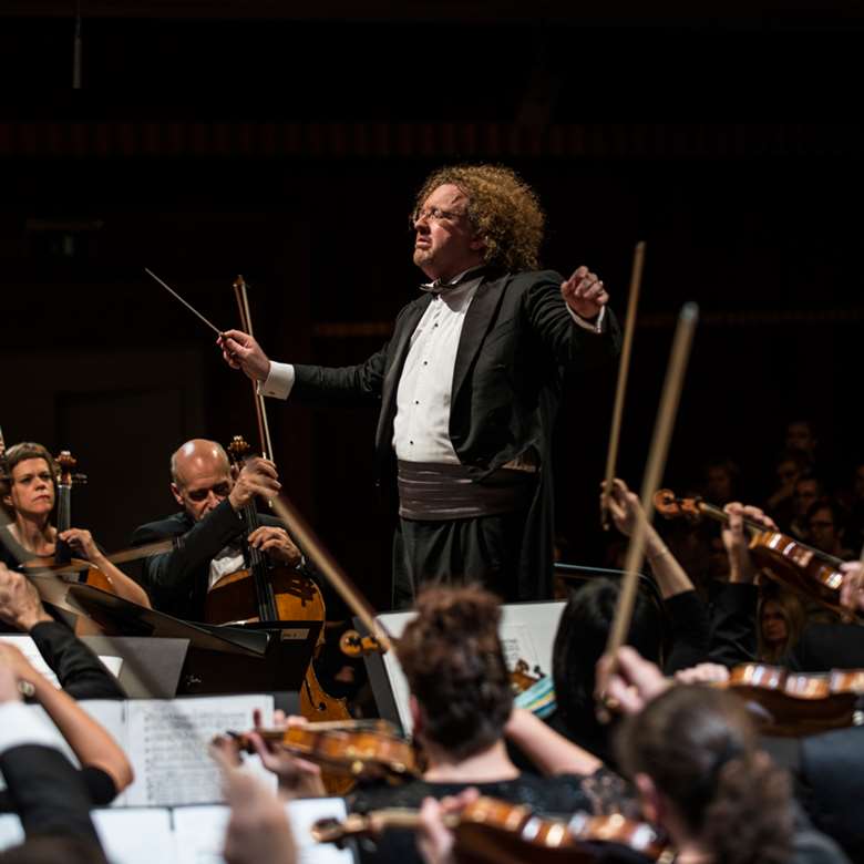 Stéphane Denève conducts the Brussels Philharmonic (photo Bram Groots)