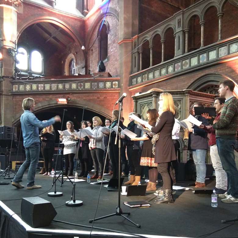 Eric Whitacre rehearses his Singers (photo Classic FM)