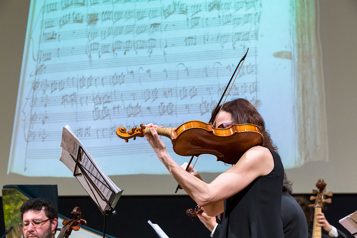 Paola Nervi. In the background, the autograph score of the third movement of Vivaldi's concerto RV 119 in C minor (Allegro, from the Giordano 30 manuscript collection)