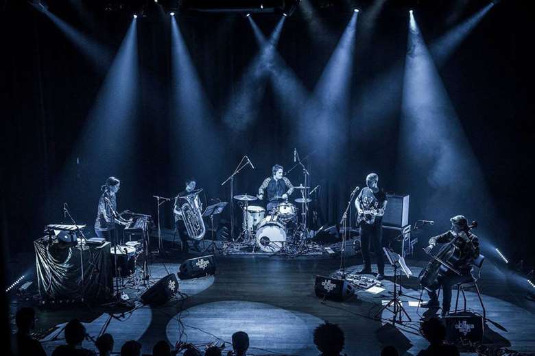 Anna Meredith (left) performs 'Varmints' with her band (photo: Tim van Veen)