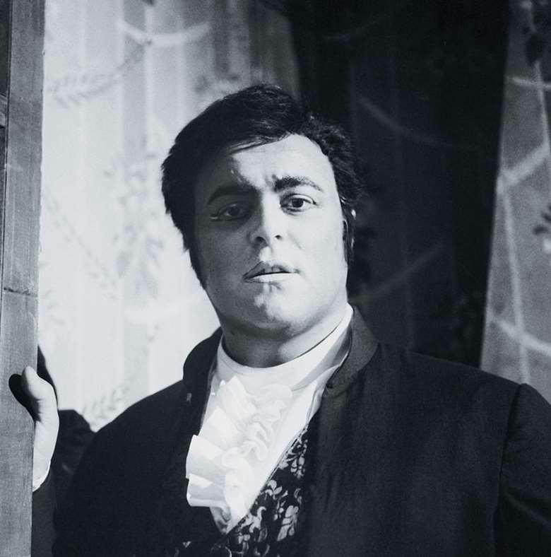 Luciano Pavarotti as Des Grieux in Massenet's Manon (photo: Decca/Erio Piccagliani/Archivio Fotografico, Teatro alla Scala)