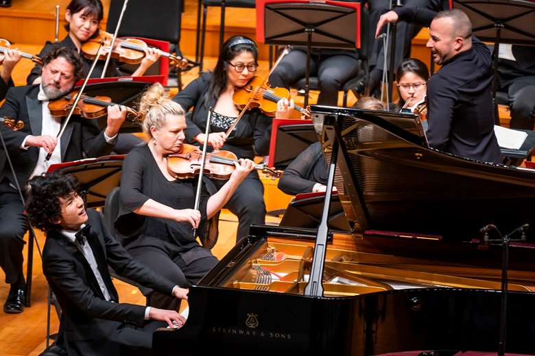 Tony Siqi Yun with the Philadelphia Orchestra and Nézet-Séguin in the concerto final (Photo: Chris Lee)