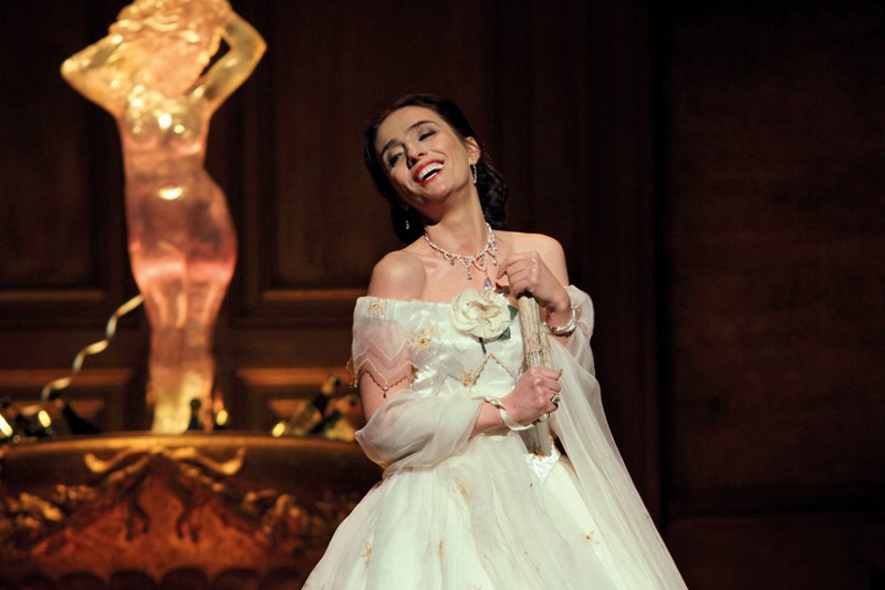 ermonela-jaho-as-violetta-vale-ry-in-la-traviata-the-royal-opera-2019-roh-photographed-by-catherine-ashmore-2.jpg?width=800&height=533.3333333333334
