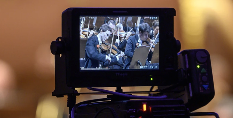 Watch the Czech Philharmonic on the four Sundays before Christmas