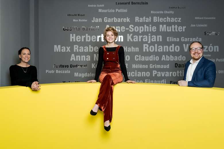 DG signing Magdalena Hoffmann (centre), with Clemens Trautmann (right) and Angelika Meissner, Director Classical A&R (left). Photo: Stefan Höderath