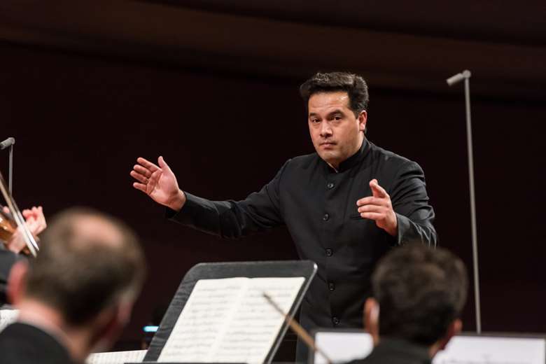 Robert Trevino conducting his new colleagues in Turin