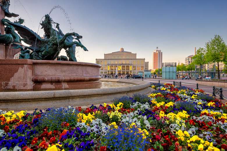 Flowers on Augustusplatz with Oper Leipzig beyond (photo: Philipp Kirschner)