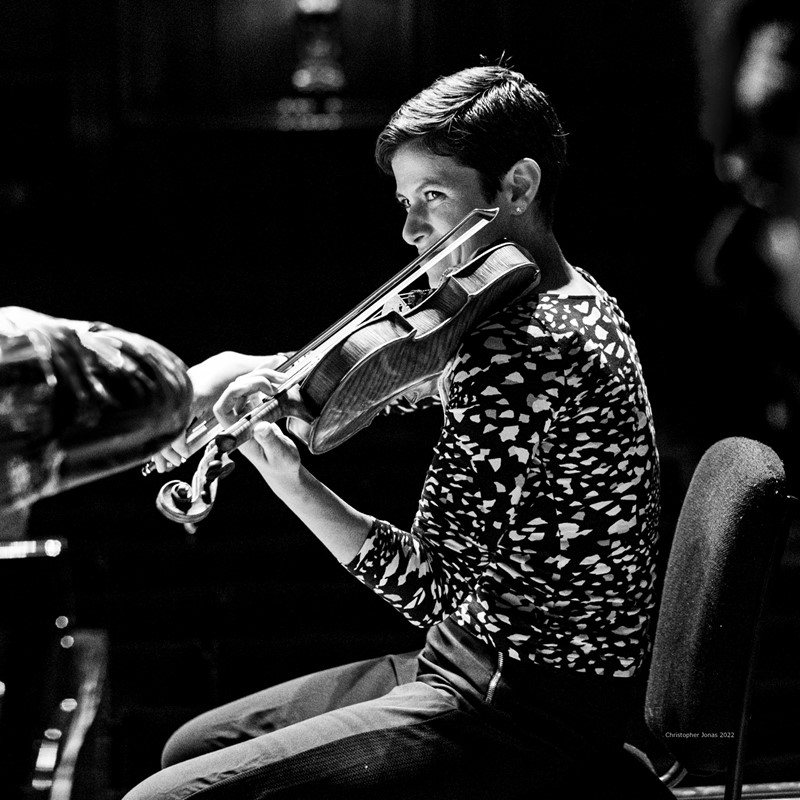 Elena Urioste (violin) in rehearsal before the Kaleidoscope Chamber Collective performance in June 2022.