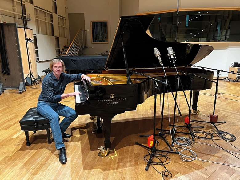 Burkard Schliessmann recorded his three-disc Schumann set in the wonderful acoustic of the Teldex Studios in Berlin